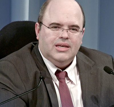 Arrogância e fraqueza.