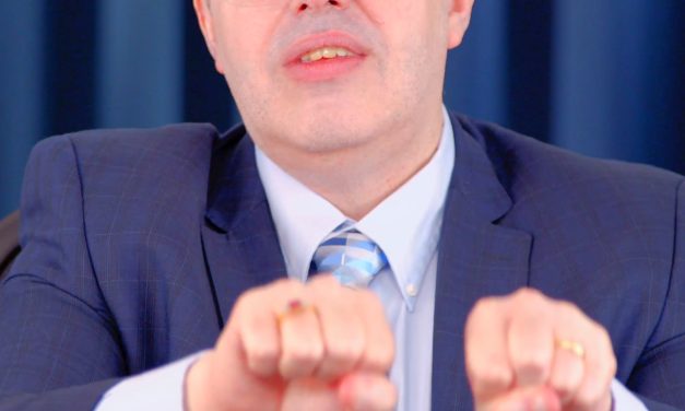 Voltaire: reverência aos grilhões