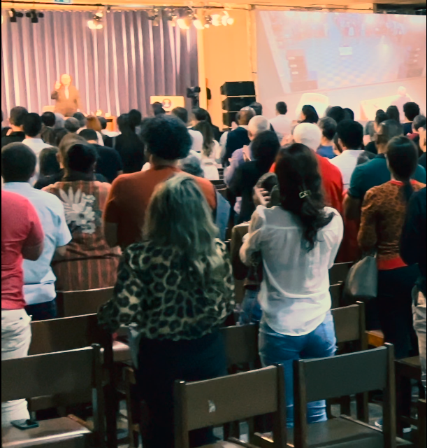 Novamente, calorosos aplausos ao orientador espiritual Benjamin Teixeira de Aguiar, na palestra presencial do mês de maio
