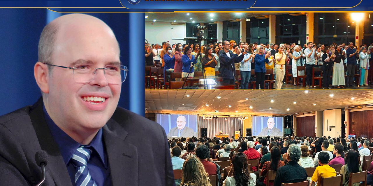 O orientador espiritual Benjamin Teixeira de Aguiar é novamente ovacionado de pé