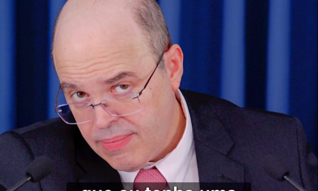 Sócrates: contra a multidão