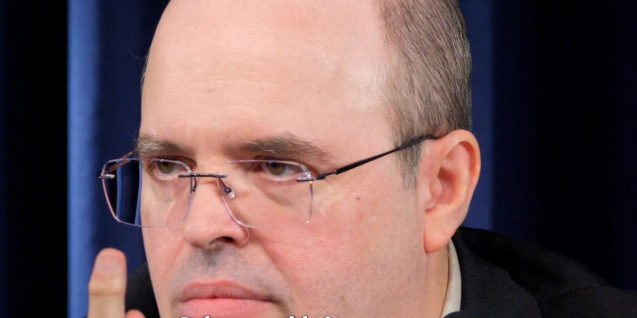 Crocodilo de olhos azuis