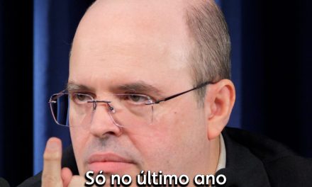 Crocodilo de olhos azuis