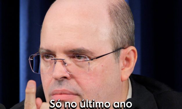 Crocodilo de olhos azuis