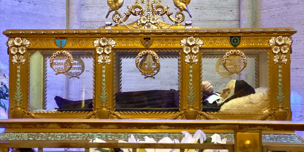 Centenário de exposição pública do corpo de Santa Bernadette Soubirous
