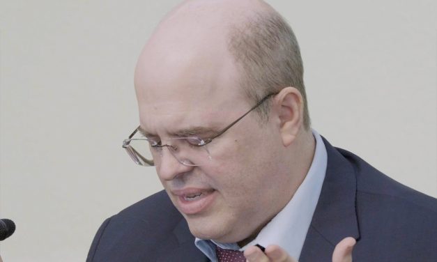 Luz Divina: abraço de Mãe