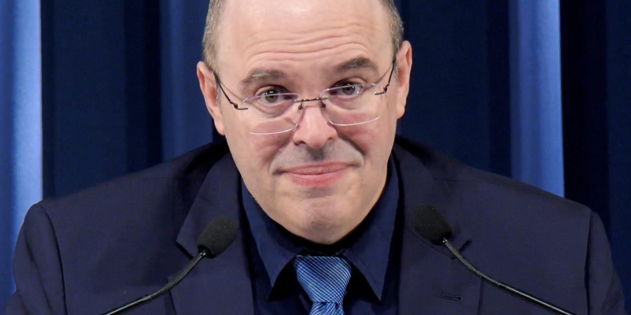 Escândalo como gay assumido ou enrustido?