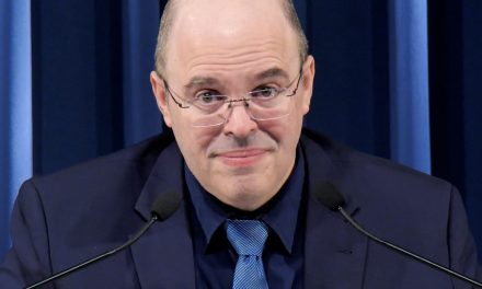 Escândalo como gay assumido ou enrustido?