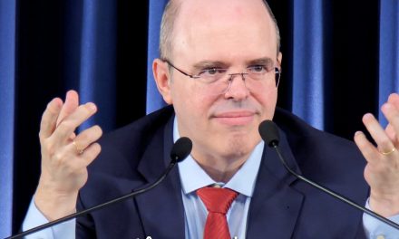 Dízimo, hipnose e impérios da religião