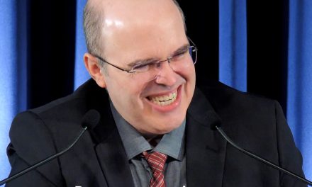 Estátua de Maria em Crato (CE) e Nossa Senhora Corredentora