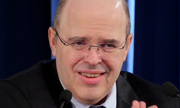 Papa: arrogância, misoginia e LGBTfobia