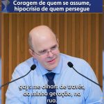 Coragem de quem se assume, hipocrisia de quem persegue