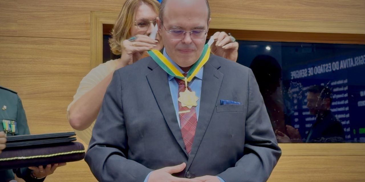 Na tarde desta quinta-feira, 9/4, o orientador espiritual Benjamin Teixeira de Aguiar recebeu a maior honraria da Assembleia Legislativa do Estado de Sergipe, a Medalha da Ordem do Mérito Parlamentar