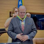O orientador espiritual Benjamin Teixeira de Aguiar é condecorado com a maior honraria da Assembleia Legislativa do Estado de Sergipe, a Medalha da Ordem do Mérito Parlamentar