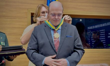 O orientador espiritual Benjamin Teixeira de Aguiar é condecorado com a maior honraria da Assembleia Legislativa do Estado de Sergipe, a Medalha da Ordem do Mérito Parlamentar
