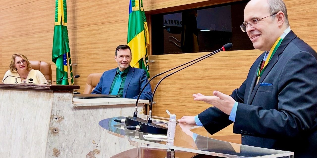 Mais registros fotográficos da solenidade especial que a Assembleia Legislativa de Sergipe realizou na quinta-feira passada (9/4), por iniciativa da deputada estadual Linda Brasil, a fim de condecorar o orientador espiritual Benjamin Teixeira de Aguiar