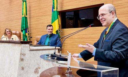 Mais flashes da solenidade especial em que a Alese concedeu ao orientador espiritual Benjamin Teixeira de Aguiar a Medalha da Ordem do Mérito Parlamentar