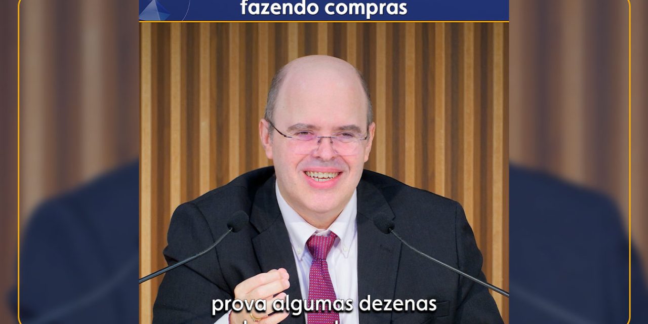 Homens e mulheres fazendo compras