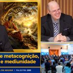 O orientador espiritual Benjamin Teixeira de Aguiar canaliza ao vivo, em palestra pública, mensagens dos espíritos para duas integrantes da plateia