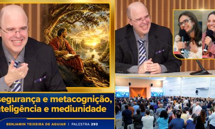 O orientador espiritual Benjamin Teixeira de Aguiar canaliza ao vivo, em palestra pública, mensagens dos espíritos para duas integrantes da plateia