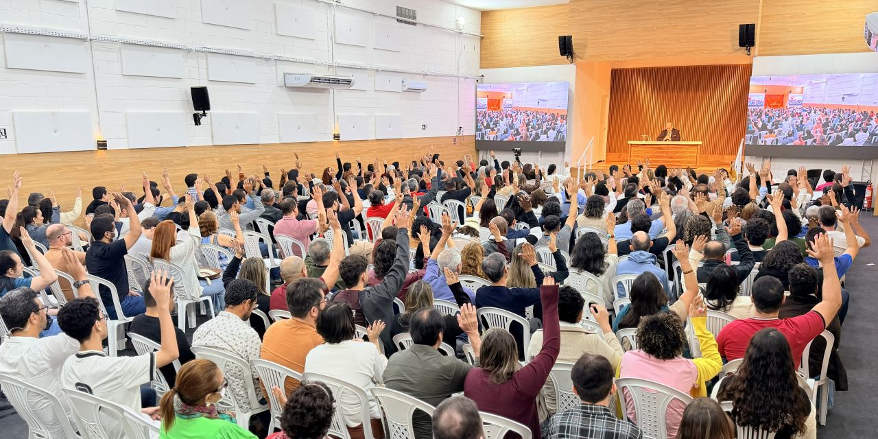 Plateia ao final da palestra do Orientador Espiritual Benjamin, quando ele perguntou quem teve uma ou mais de suas questões respondidas durante sua exposição