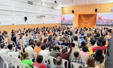Plateia ao final da palestra do Orientador Espiritual Benjamin, quando ele perguntou quem teve uma ou mais de suas questões respondidas durante sua exposição