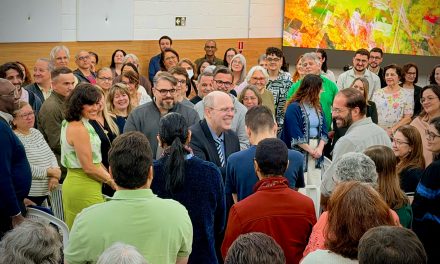 Mar de sorrisos ao final da palestra do orientador espiritual Benjamin Teixeira de Aguiar, na noite de ontem, 23/08 🤩