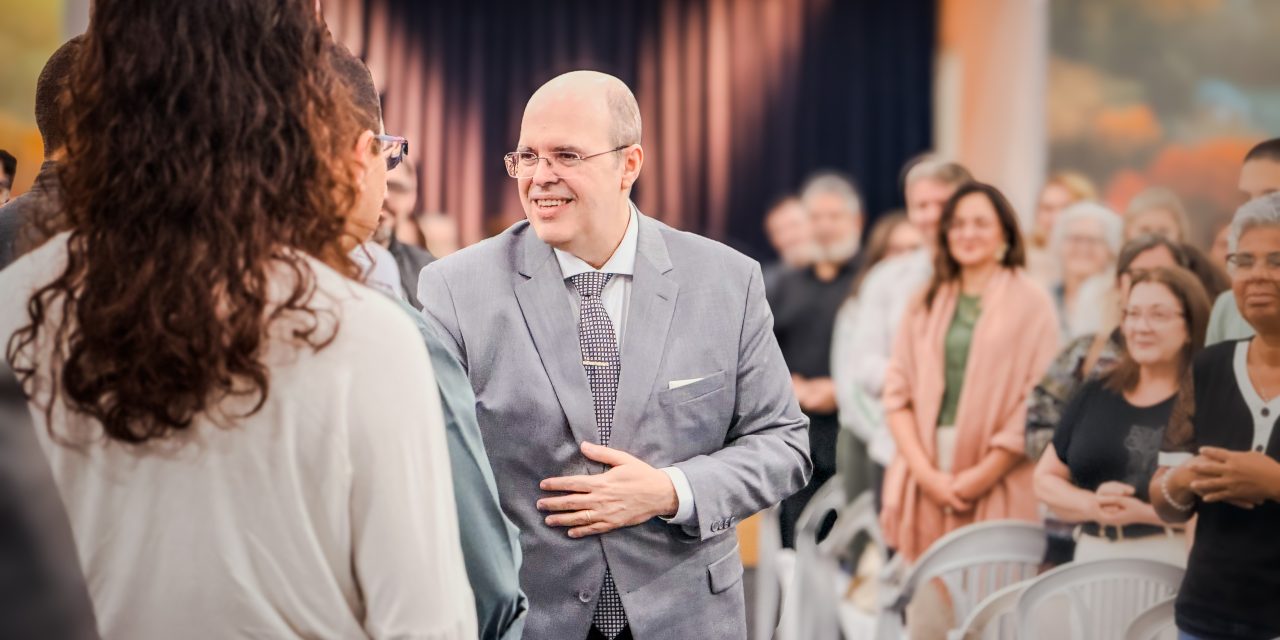 E aí, o que acharam do terno cinza claro de nosso Orientador Espiritual Benjamin?