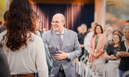 E aí, o que acharam do terno cinza claro de nosso Orientador Espiritual Benjamin?