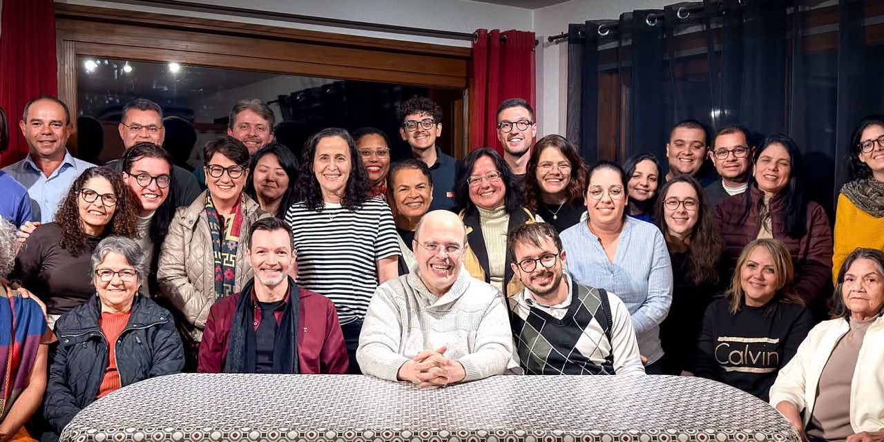 Éramos, ontem à noite, mais quatro pessoas, trinta e uma ao todo, na última reunião em Morzine, antes da viagem ao Santuário de Nevers.