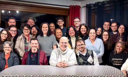 Éramos, ontem à noite, mais quatro pessoas, trinta e uma ao todo, na última reunião em Morzine, antes da viagem ao Santuário de Nevers.