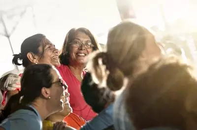 Felicidade e serviço ao bem coletivo.