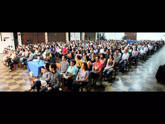 Mais de 500 pessoas assistindo à conferência de Benjamin (Teixeira de Aguiar).