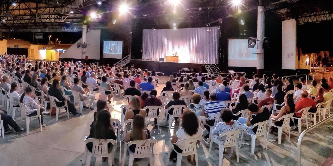 O Presidente-fundador do Instituto Salto Quântico, Benjamin Teixeira de Aguiar, junto a seu Guia Espiritual Eugênia-Aspásia, encabeça um trabalho luminoso e fenomenal, que completa 30 anos de existência, no dia 7 de abril deste ano