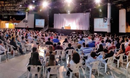 O público lotava a casa de shows “Espaço Emes” (Aracaju-SE), para 1ª palestra do líder espiritual Benjamin Teixeira de Aguiar, em 2018, neste domingo 7 de janeiro